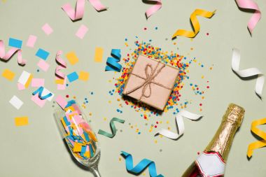 Hediye kutusu ile renkli parti öğeleri