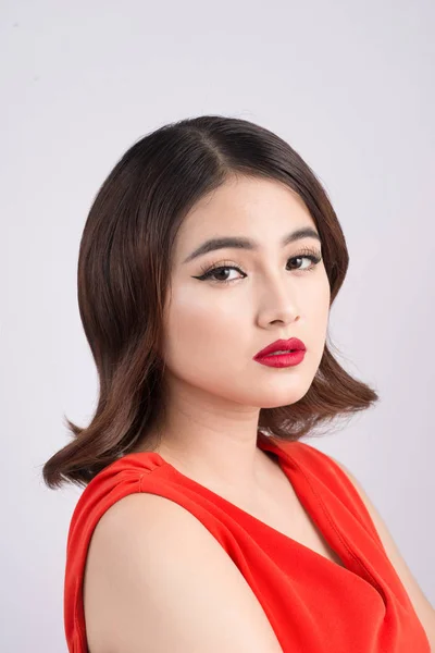 Mujer con cabello oscuro y labios rojos — Foto de Stock