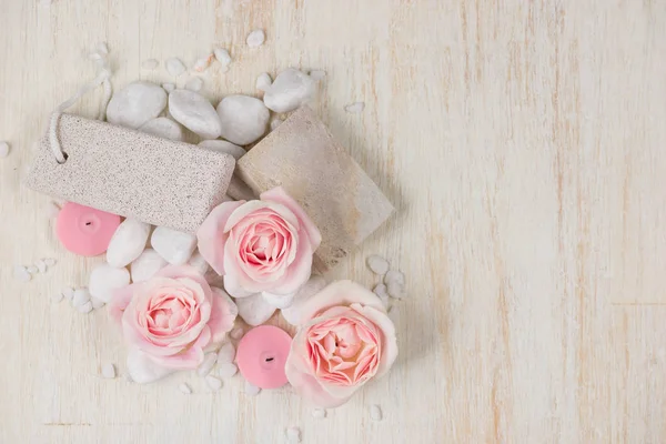 Artículos para tratamientos de spa y rosas rosadas — Foto de Stock