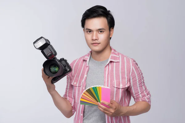 Erkek fotoğrafçı holding kamera — Stok fotoğraf