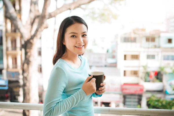 Mujer sosteniendo taza de café —  Fotos de Stock