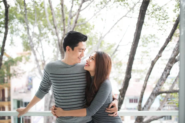 Coppia innamorata che si abbraccia sul balcone — Foto Stock
