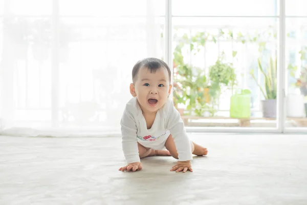 Baby girl crawling on floor — Stock Photo, Image