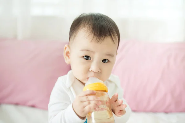 Bebê menina chupando leite — Fotografia de Stock