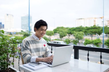 Dizüstü bilgisayarda çalışan adam