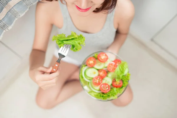 Chica sonriendo comer ensalada —  Fotos de Stock