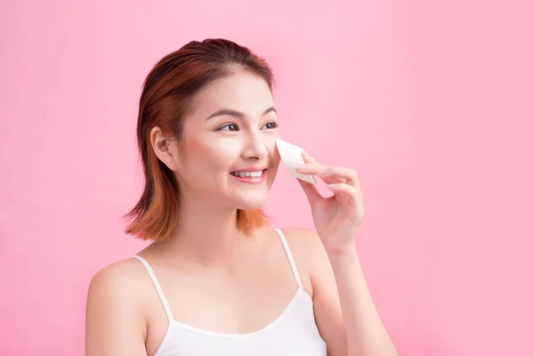 Mujer joven tocando su cara — Foto de Stock