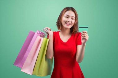 kredi kartı ve alışveriş torbaları ile kız