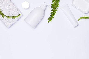 Yeşil yaprakları ile ambalaj kozmetik