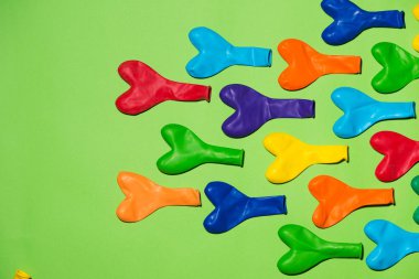 yeşil arka plan üzerinde renkli balonlar.