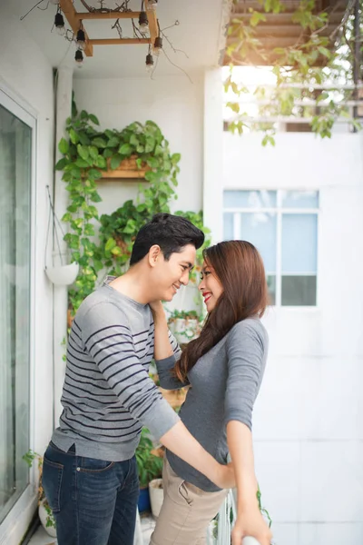 Casal apaixonado abraçando na varanda — Fotografia de Stock