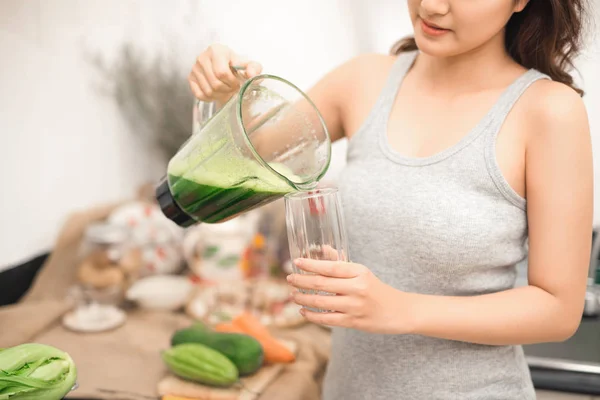 Mujer haciendo batido — Foto de Stock