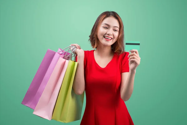 Kredi kartı ve alışveriş torbaları ile kız — Stok fotoğraf