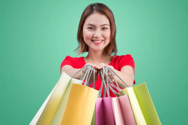 Frau mit Einkaufstüten — Stockfoto