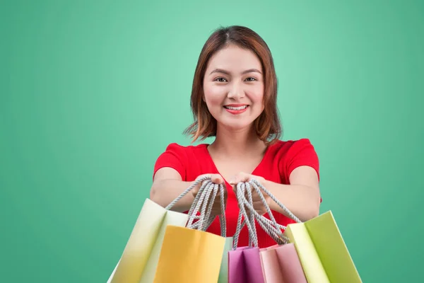 Mulher segurando sacos de compras — Fotografia de Stock