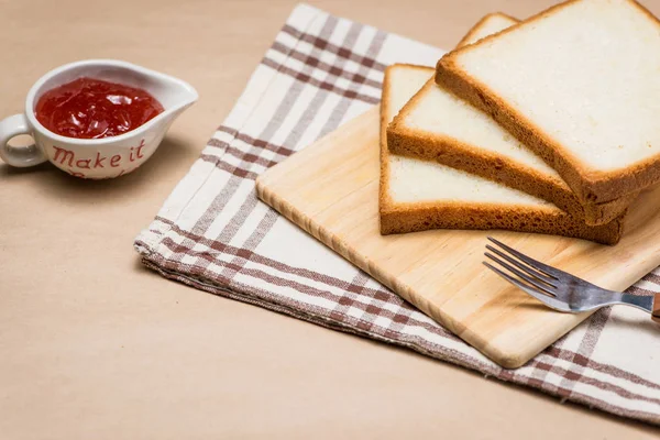 Toast op plaat met jam — Stockfoto