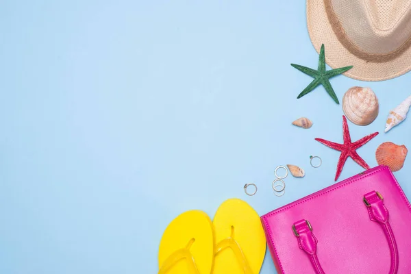 Roze handtas met accessoires — Stockfoto