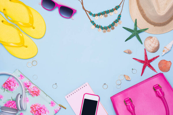  Розовая сумка с аксессуарами
