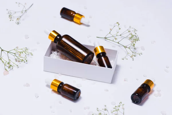 Flores y botellas sobre fondo blanco —  Fotos de Stock