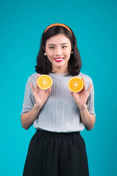 Dziewczynka gospodarstwa pomarańczowy — Zdjęcie stockowe