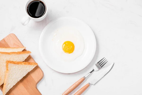 Τηγανητό αυγό στο πιάτο. — Φωτογραφία Αρχείου