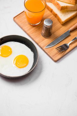 Tavada kızarmış yumurta. 