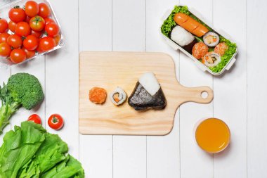 sebzeler ve suşi rulo