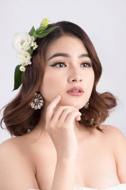 çiçek çelenk başına gelinle