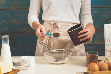 Kadın çikolatalı pasta yapıyor..