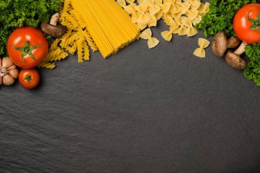 domates, spagetti makarna, biberiye ve baharatlar