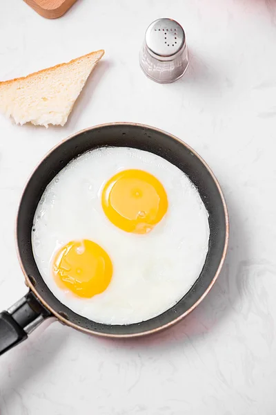 Fried eggs in pan — Stock Photo, Image