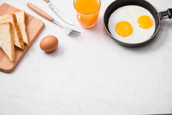 Смажені яйця в сковороді — стокове фото