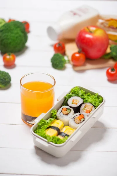 Caja de jugo de naranja y bento — Foto de Stock