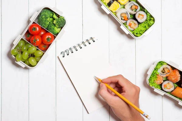 Mano y cajas con verduras y frutas —  Fotos de Stock