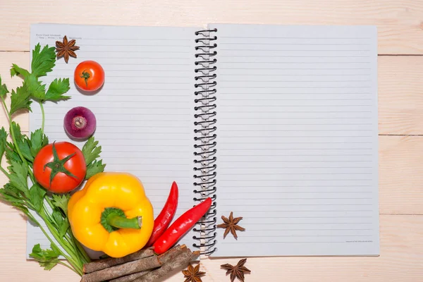 笔记本和新鲜的蔬菜 — 图库照片