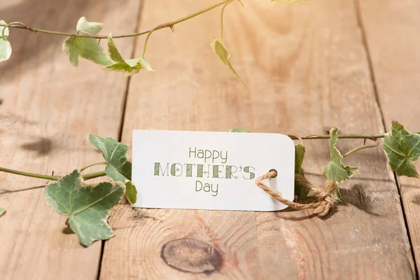Anneler günü kartı ve yeşil yaprakları — Stok fotoğraf