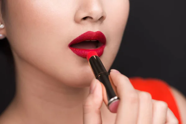 Wanita menggunakan lipstik merah — Stok Foto