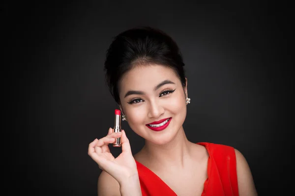 Wanita mengaplikasikan lipstik merah. — Stok Foto