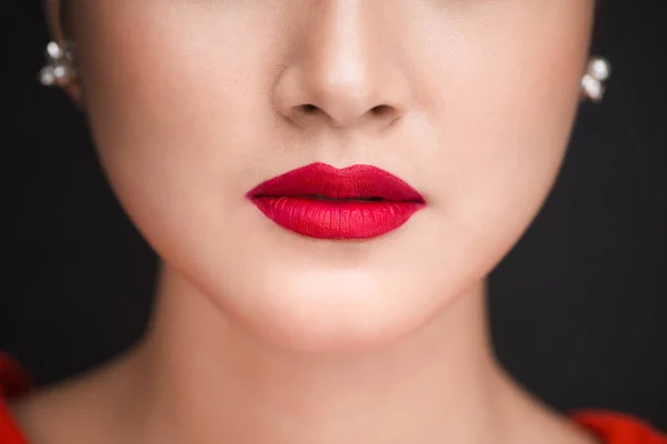 Женские губы с красной помадой — стоковое фото