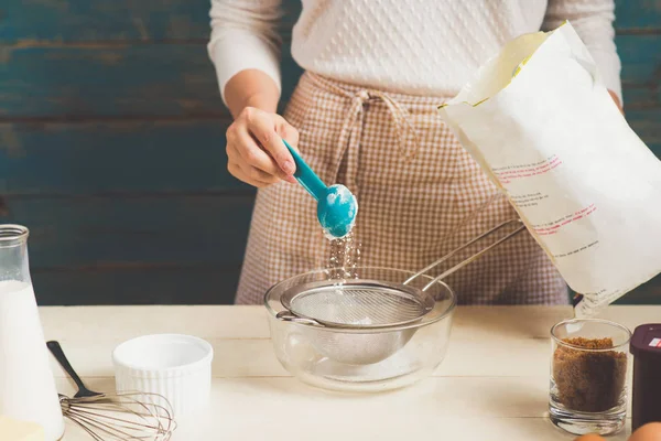 Mujer preparando la masa para el pastel. — Foto de Stock