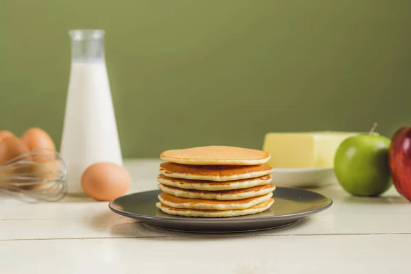 Panqueques de manzana en la placa — Foto de Stock