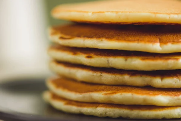 Pila de panqueques en el plato — Foto de Stock