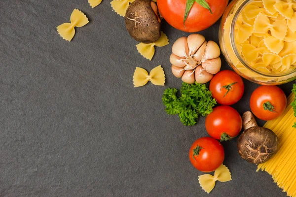 Tomates, pasta de espagueti, romero y especias —  Fotos de Stock