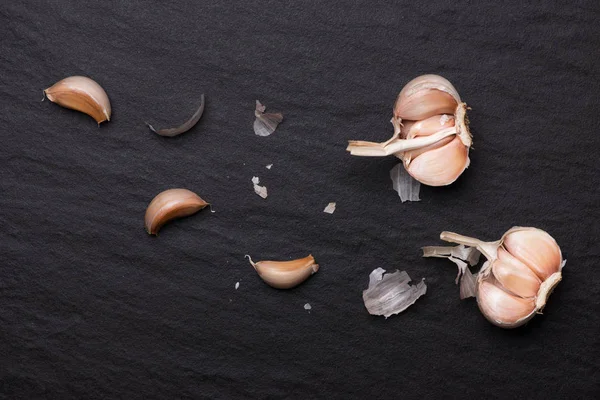 Garlic cloves and bulb — Stock Photo, Image
