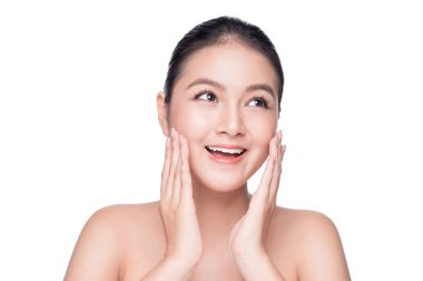 Yüzüne dokunan kadın