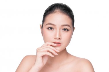 Yüzüne dokunan kadın