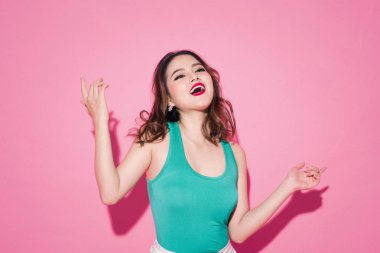 pembe arka plan dans kızı.