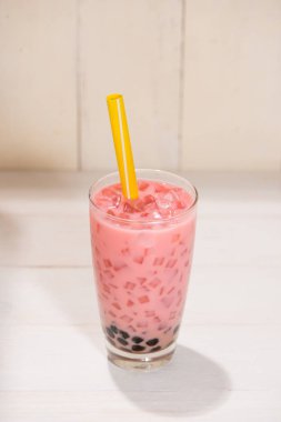 Süt çay buz küpleri ile