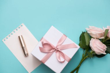 Gül, hediye kutusu ve ruj 