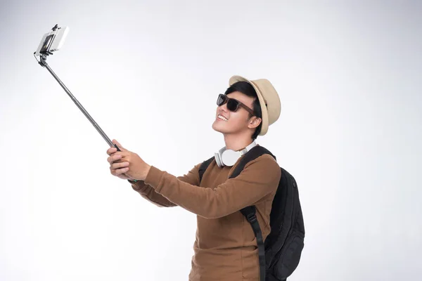 Turystyczna człowiek biorąc selfie zdjęcie — Zdjęcie stockowe